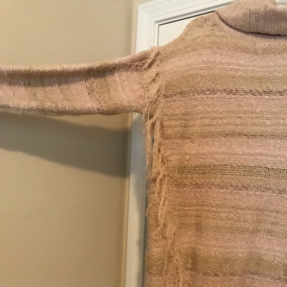**PRICE DROP** Kenzie super trendy Fringe sweater - Picture 4 of 5